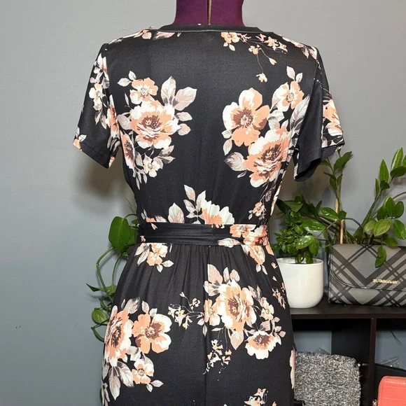 Kranda Black Floral Maxi Dress - Picture 6 of 8